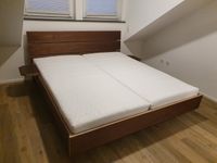 Bett in Birke-Multiplex mit Nussbaumfurnier
